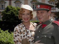 Na snímke hlavný hrdina Tomáš Töpfer a Alena Antalová v českom TV seriáli Četnícke humoresky (Zdroj: Reprofoto TASR)