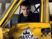Azda najpamätnejším zničeným autom s Mattom Damonom je vo filme Bournov mýtus  z roku 2004, kde je Jason prenasledovaný v žltom taxíku v Moskve (Zdroj: Photo © Universal Pictures)