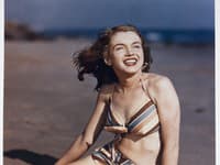 Na snímke z roku 1946, ktorú vydala aukčná spoločnosť Julien ´s , Marilyn Monroe , vtedy ešte  Norma Jean Doughertyová, pózuje na pláži v dvojdielnych bikinách. (Zdroj: TASR/AP Photo/Julien's Auctions, Joseph Jasgur, File)