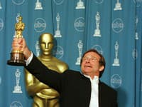 Robin Williams sa teši z Oscara, ktorého získal za vedľajšiu rolu v snímke Dobrý Will Hunting (Zdroj: TASR/AP Photo/Long Photography, HO)