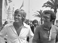  Na archívnej snímke zo 7. mája 1972 herec Robert Redford a režisér Sydney Pollack (Zdroj: TASR/AP Photo/Levy, File)