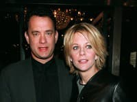 Tom Hanks a Meg Ryanová na archívnej snímke z roku 1998 pózujú na premiére filmu Láska cez internet (Zdroj: TASR/AP Hoto/Todd Plitt)