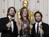 Režisérka Kathryn Bigelowová (uprostred), Mark Boal (vľavo - scenár) Nicolas Chartier a producent Greg Shapiro (vpravo) v roku 2010 na odovzdávaní Oscarov (Zdroj: TASR/AP Photo/Matt Sayles)