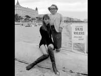 Na archívnej snímke z 19. mája 1969 herečka a speváčka Jane Birkinová a americký herec Michael Dunn pózujú na pláži na Medzinárodnom filmovom festivale v Cannes (TASR/AP Photo/Raoul Fornezza, File)