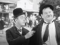Stan Laurel a Oliver Hardy tvorili najkomickejšiu dvojicu sveta (Zdroj: Repro foto YouTube/Harry Law)
