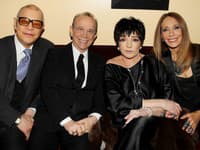  Na snímke z 31. januára 2013 zľava Michael York, Joel Grey, Liza Minnelliová a Marisa Berensonová pózujú na 40. výročie filmu Kabaret (1972) v New Yorku. (Zdroj: TASR/AP Photo/Starpix, Dave Allocca)