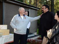 Seagal s bieloruským prezidentom Lukašenkom, na ktorého sú tiež uvalené sankcie. (Foto: TASR/AP/Andrei Stasevich)