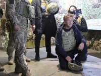 Herec a producent Sean Penn na návšteve pozícií ukrajinských ozbrojených síl v blízkosti frontovej línie s Ruskom podporovanými separatistami v Doneckej oblasti na Ukrajine (Zdroj: SITA/Ukrainian Joint Forces Operation Press Service via AP)