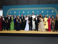 Herci a štáb filmu Boj o moc, víťazi ceny Emmy za výnimočný dramatický seriál, pózujú na 74. odovzdávaní cieny Emmy