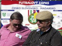 Milan Dančiak a Marián Labuda ako diváci na futbalovom zápase v roku 2001 v Nových Zámkoch (Zdroj: TASR/Daniel Veselský)