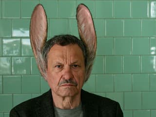 Muž so zajačími ušami