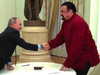 Vladimir Putin (vľavo) víta