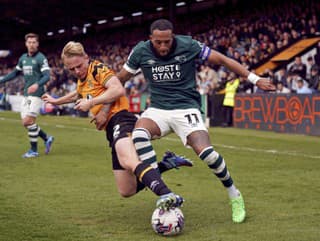Nathaniel Mendez-Laing (v zelenom)