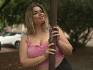 Blonďavá prsaňa v Bez