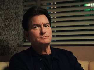 Legendárny Charlie Sheen oslavuje