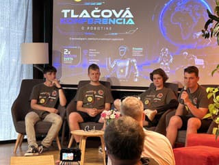 Robot moderoval tlačovú konferenciu.
