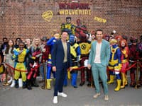 Turné kampane Deadpool & Wolverine prilákalo v Londýne množstvo nadšených fanúšikov