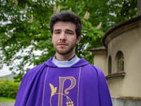 Kristían Baran v seriáli Ranč stvárňuje kňaza Kristiána Siváka