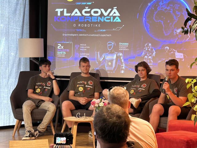 Robot moderoval tlačovú konferenciu.