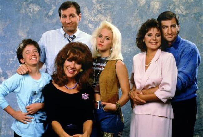 Ed O'Neill (druhý zľava) zo seriálu Ženatý so záväzkami