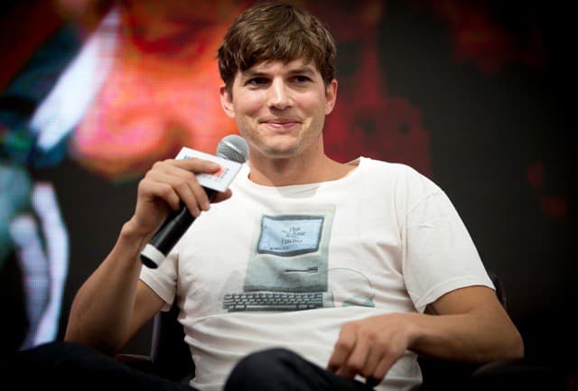 Ashton Kutcher zo seriálu Dva a pol chlapa