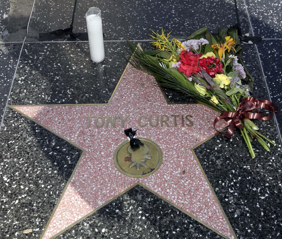 Tony Curtis (vpravo)
