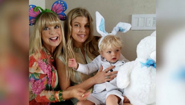 Fergie so svojou matkou a synom Axlom
