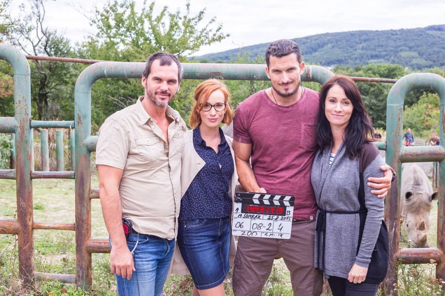 Prvá klapka. Koleník a Pauhofová s kreatívnou producentkou ZOO Danicou Hričovou a režisérom Braňom Mišíkom.