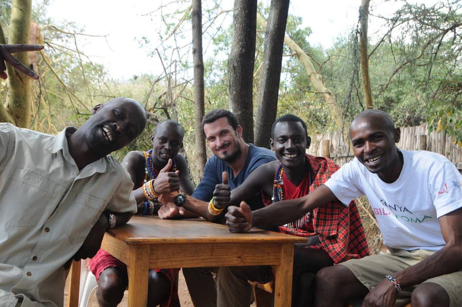 Natáčalo sa aj v horúcej Afrike. Ján Koleník s obyvateľmi prírodnej rezervácie v Massai Mara.