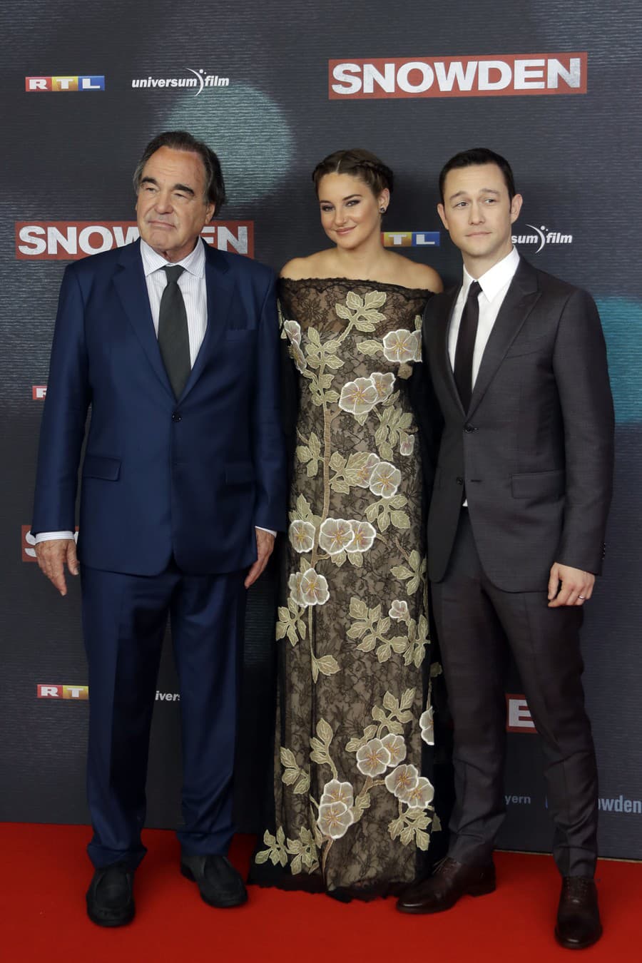 Oliver Stone s predstaviteľmi jeho najnovšieho filmu Snowden Shailene Woodley a Joseph Gordon-Levitt