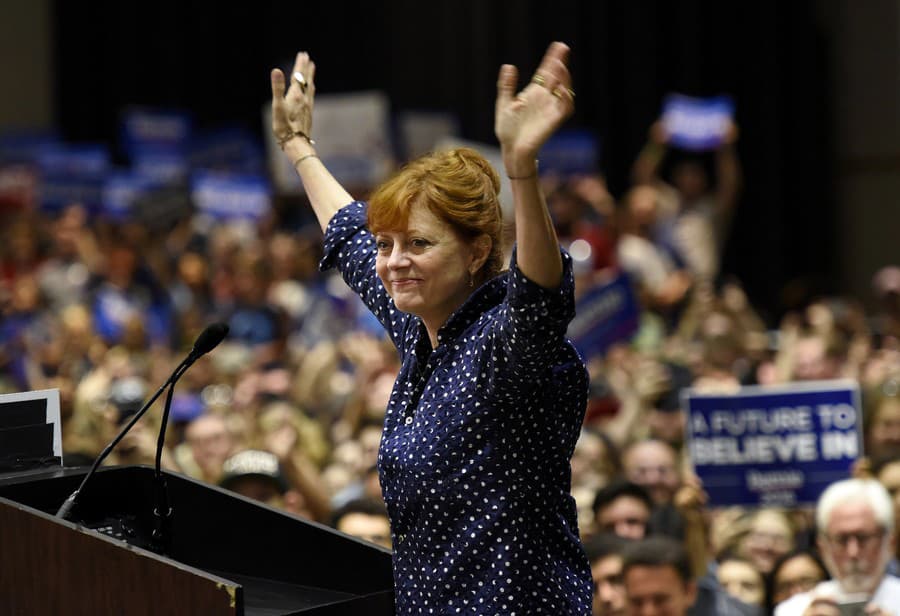 Susan Sarandon zdraví dav počas kampane Bernieho Sandersa (Demokratická strana)