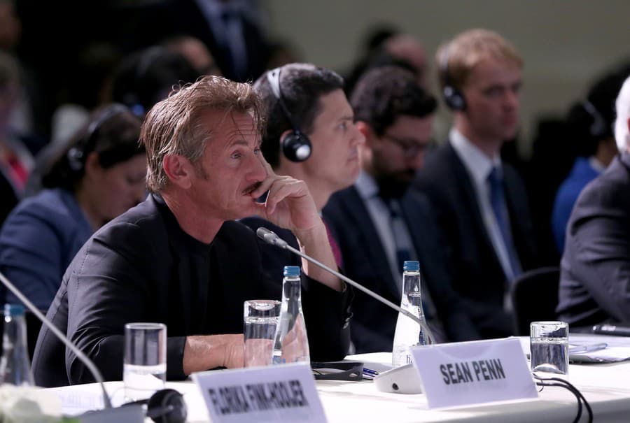 Sean Penn na zasadnutí s názvom 