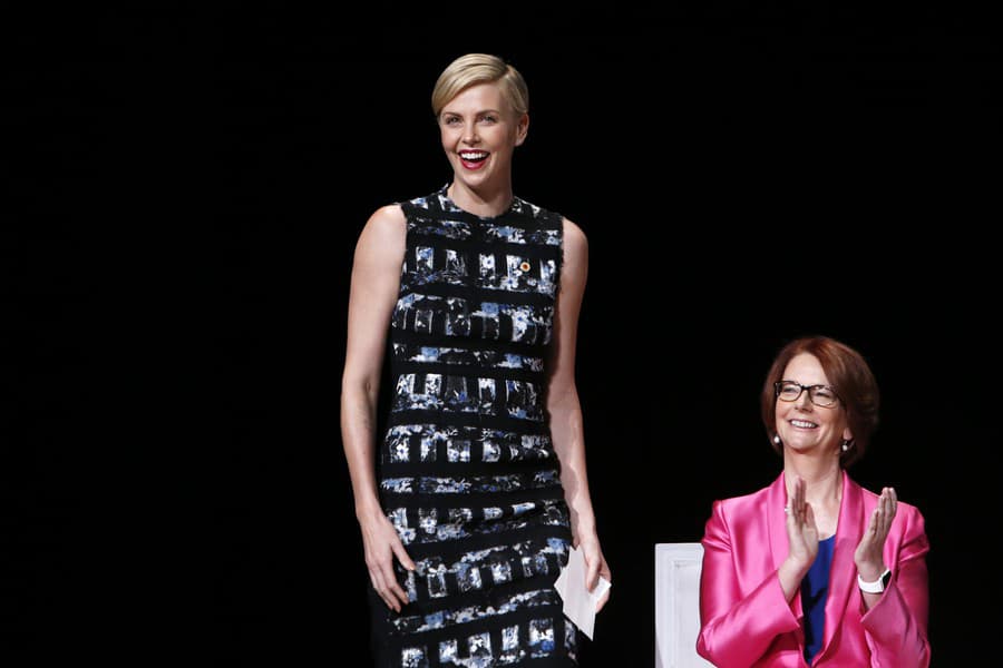 Charlize Theron počas panelovej diskusie s názvom Sila vzdelaná dievča v divadle Apollo v New Yorku