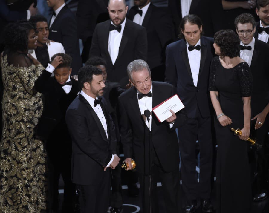 Warren Beatty ukazuje obálku so správnym víťazom v kategórii najlepší film.