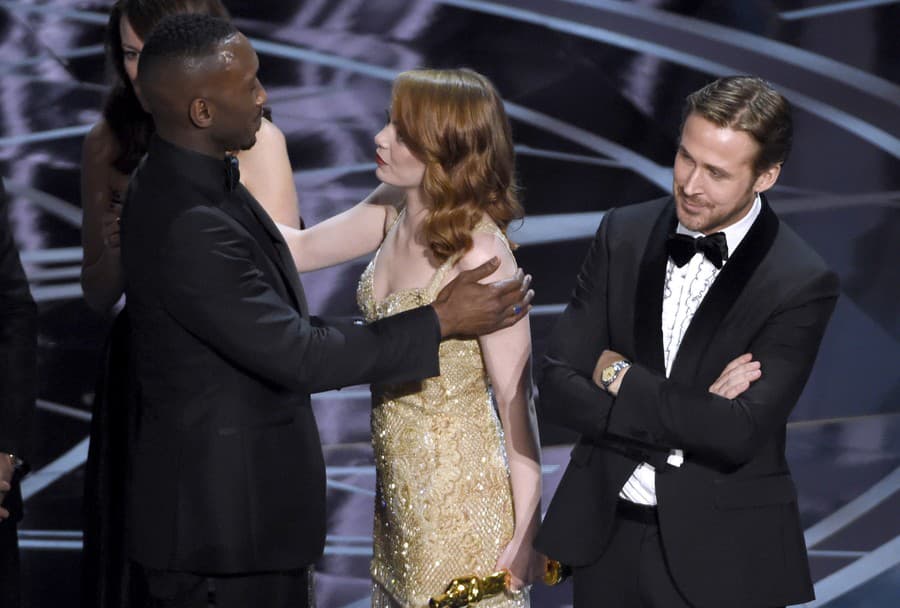 Emma Stone gratuluje hercovi Mahershalovi Alimu za víťazstvo v kategórii najlepší film po tom, ako ohlásili zlého víťaza. (Foto: SITA/AP/Chris Pizzello)
