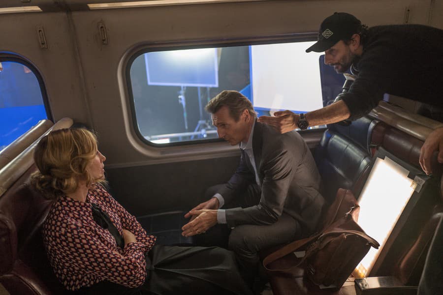 Vera Farmia a Liam Neeson počas natáčania s režisérom
