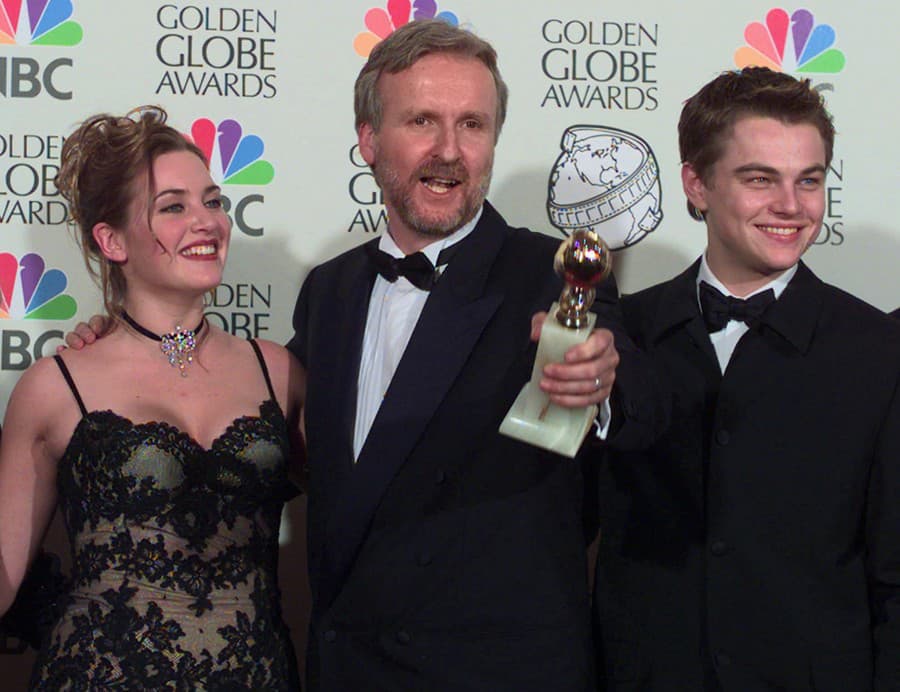 James Cameron s Kate Winslet a Leonardom DiCapriom v roku 1998 potom, čo si prevzal Oscara za Titanic. (Foto: SITA/AP/Mark J. Terrill)