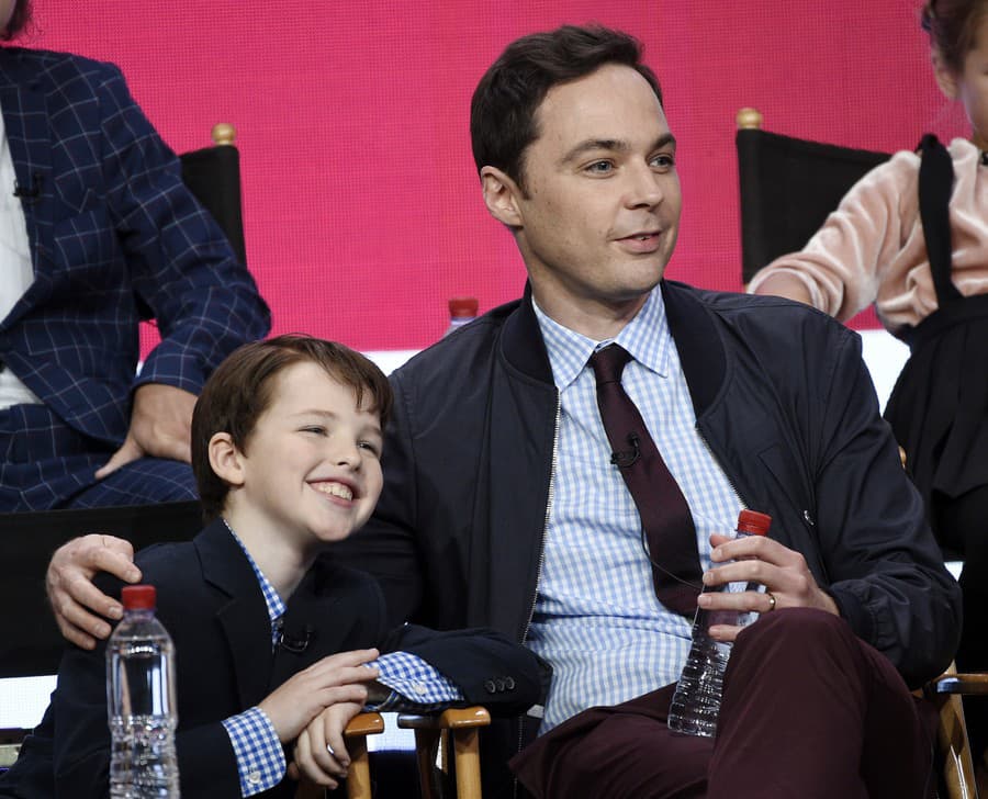 Iain Armitage s predstaviteľom dospelého Sheldona Jimom Parsonsom. (Foto: SITA/AP/Chris Pizzello/Invision)