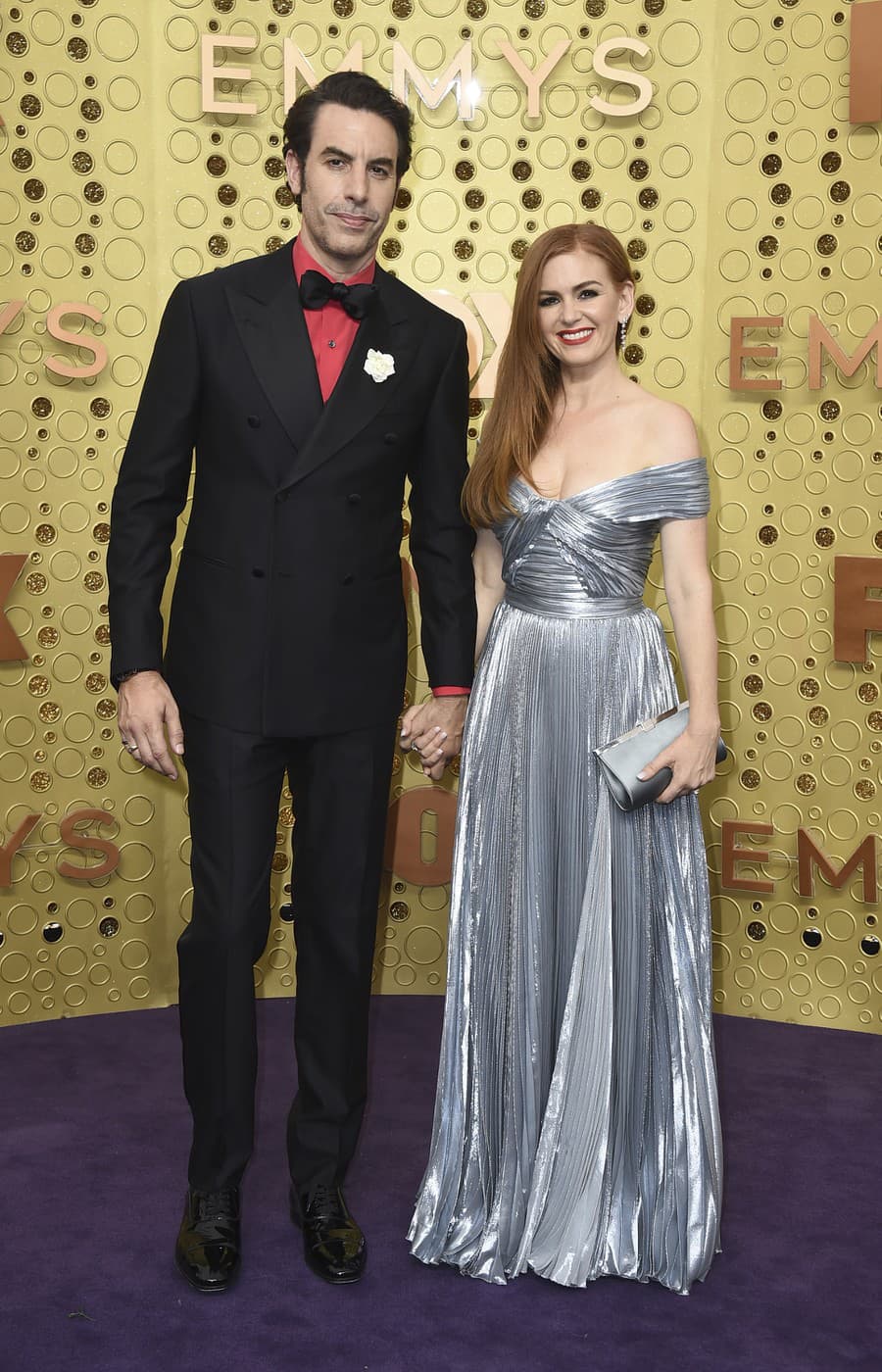 Sacha aron Cohen s manželkou, herečkou Islou Fisher. (Foto: SITA/AP/Jordan Strauss/Invision)