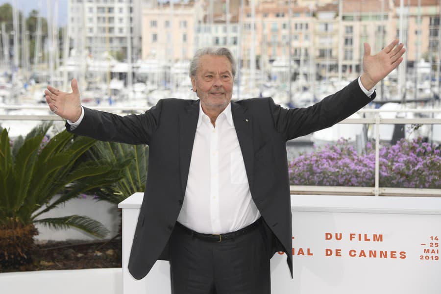Alain Delon vlani na 72. ročníku medzinárodného filmového festivalu v Cannes (Zdroj: TASR/Photo by Arthur Mola/Invision/AP)