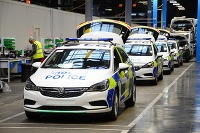 Opel/Vauxhall autá pre britskú políciu v novom závode v meste Luton