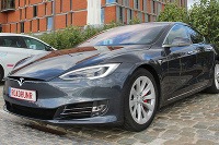 Tesla S prešla 900 km
