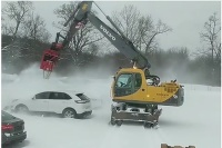 Bager odstraňuje sneh