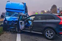 Nehoda dodávka - osobné vozidlo značky Volvo v Turni nad Bodvou