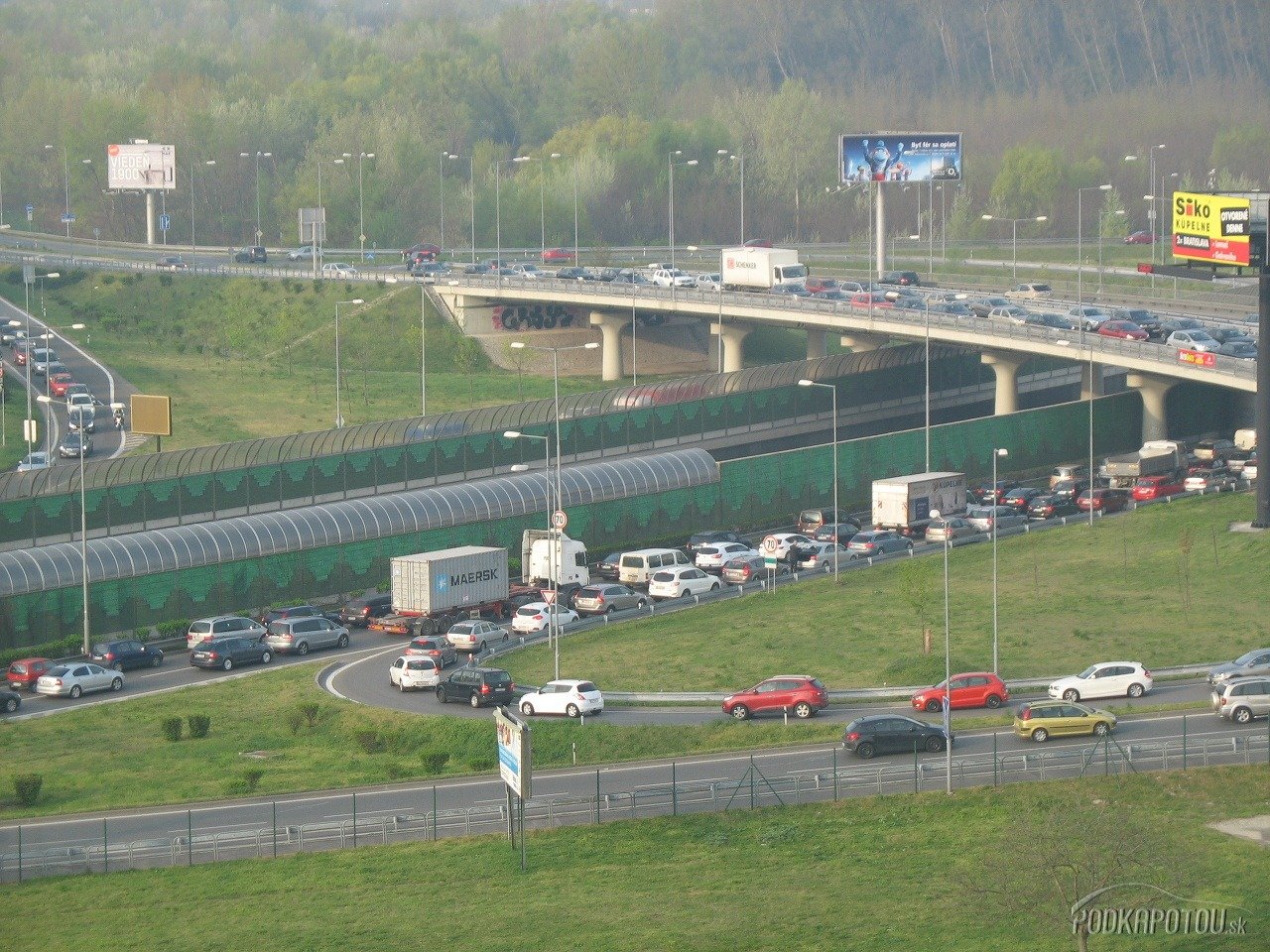 Aktuálne dopravné informácie - v Bratislave neprejdete cez most Lafranconi - foto ...1280 x 960