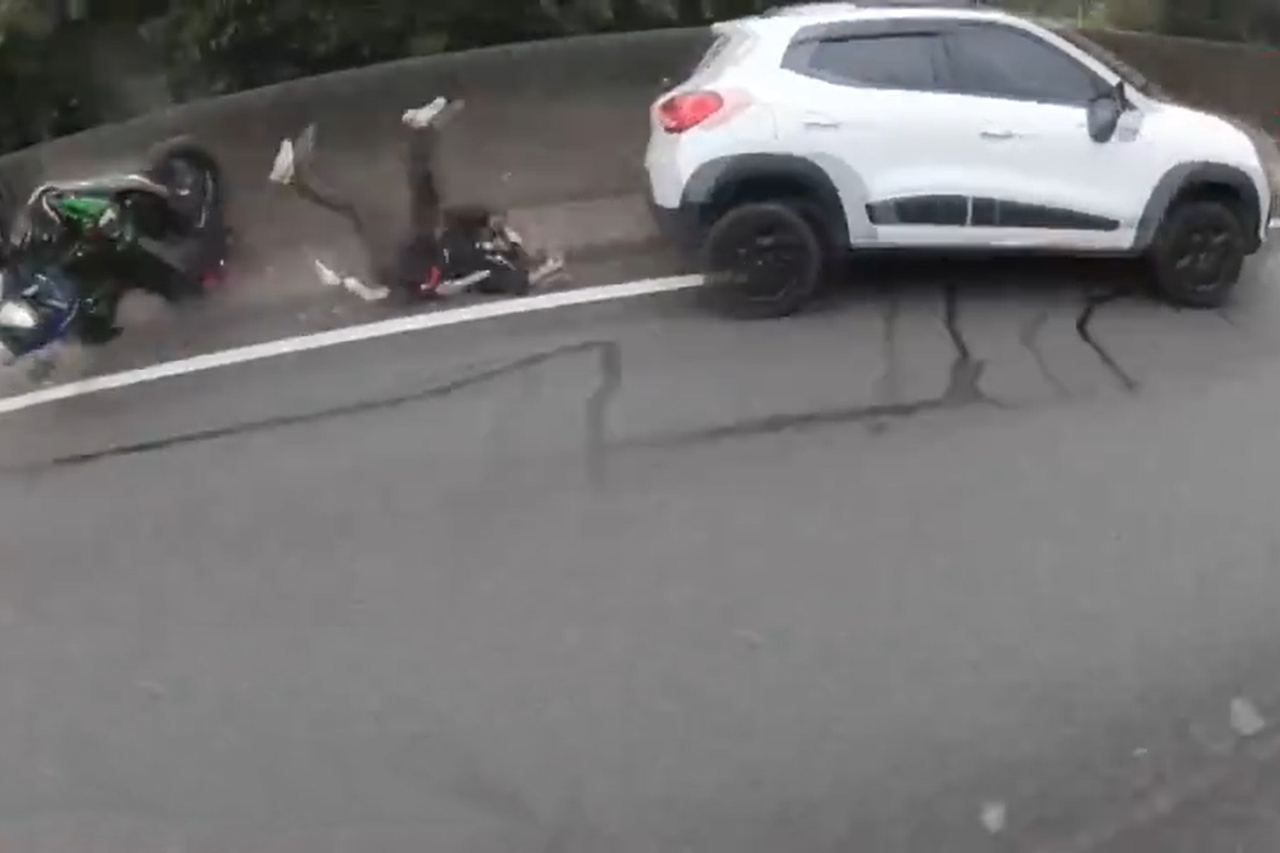 ビデオ 高速道路でのバイク運転手とダチアの運転手との衝突は大事故に終わった