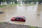 Záplavy a auto, to