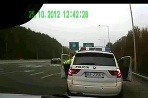 Policajné auto blokuje vodiča