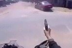 Policajt na motorke stíha