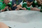 Futbaloví fanúšikovia opravili strechu